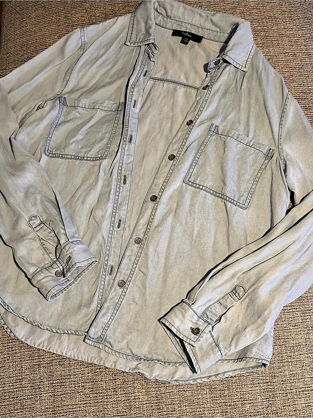 Lulu's Women's denim shirt in light wash